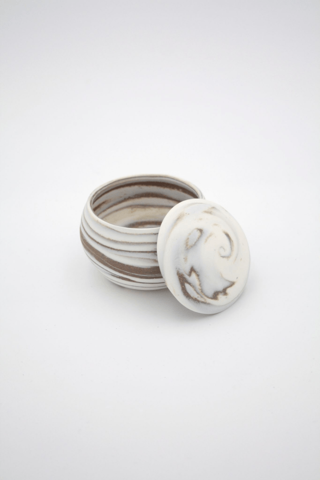 Boîte porcelaine et terre de chantier