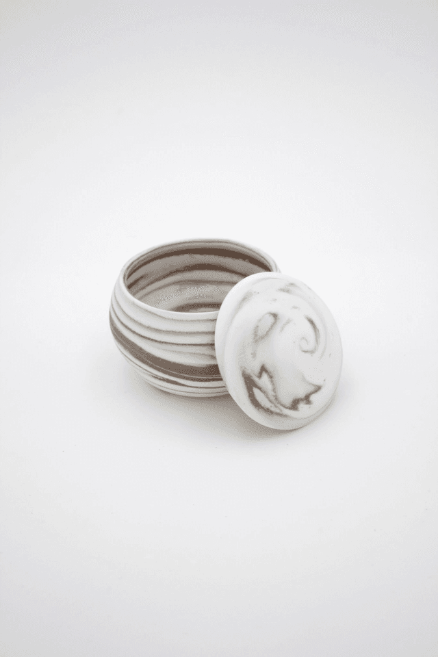 Boîte porcelaine et terre de chantier