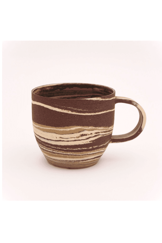 Tasse en terres mêlées avec anse